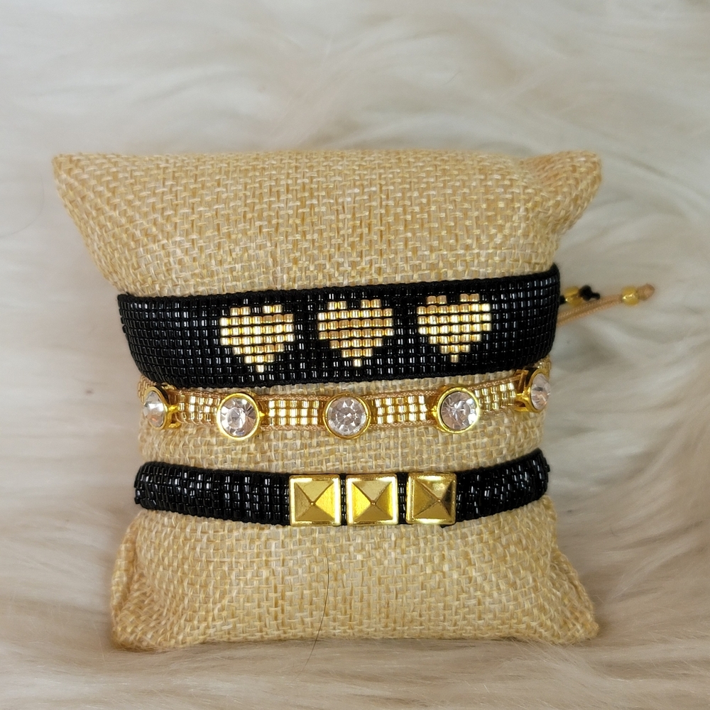 Set of 3 adjustable bracelets.